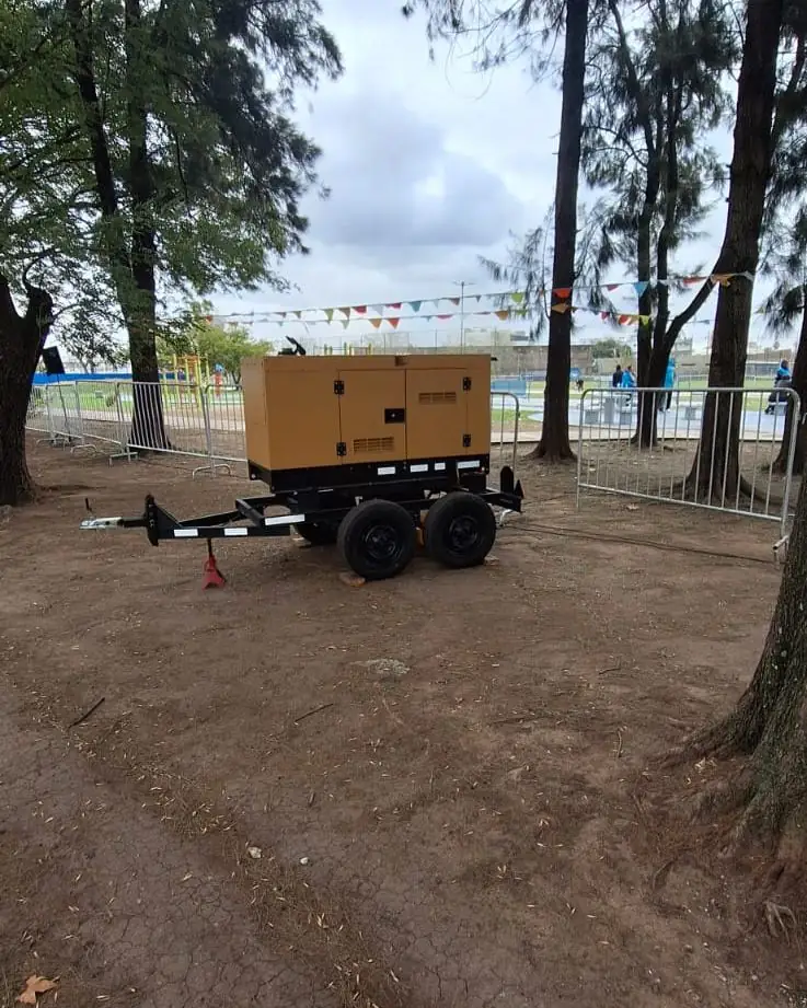 Grupo electrógeno 41 kVA instalado en evento al aire libre en un parque