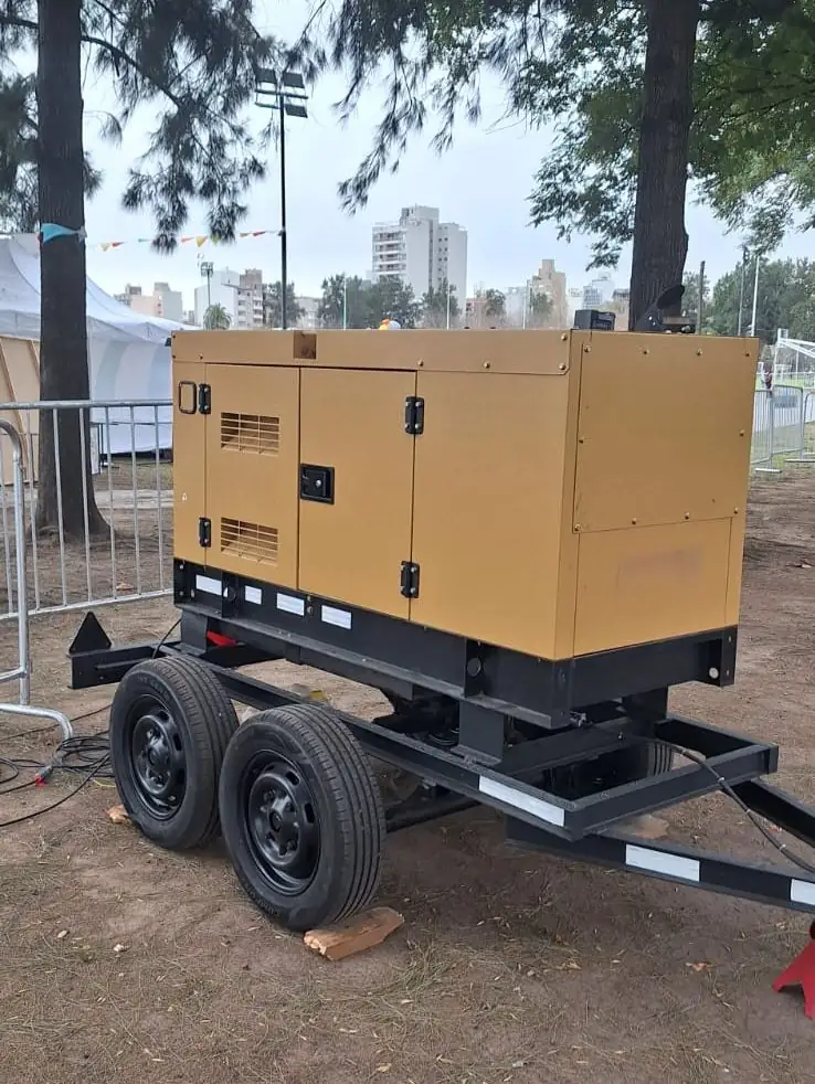 Alquiler de grupo electrógeno 41 kVA insonorizado sobre tráiler instalado en un evento