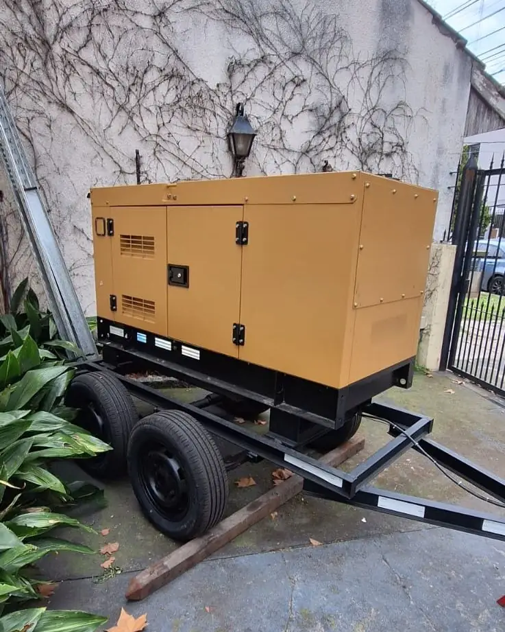 Alquiler de grupo electrógeno sobre tráiler instalado en el patio de un edificio